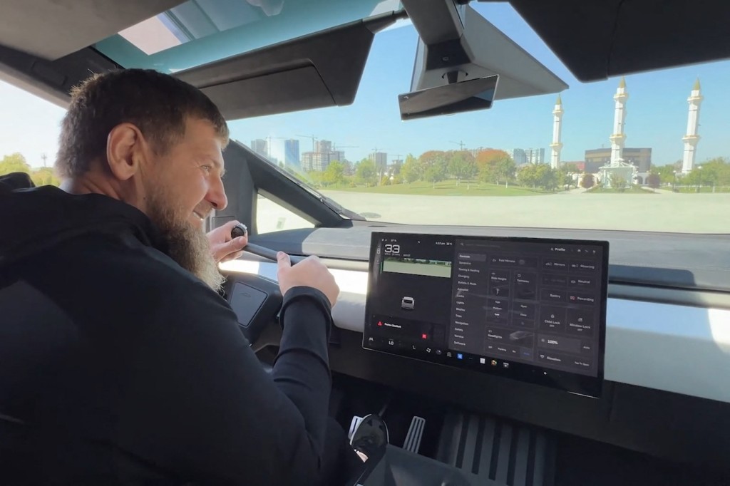 Kadyrovovi se elektrický Cybertruck hodně zamlouval