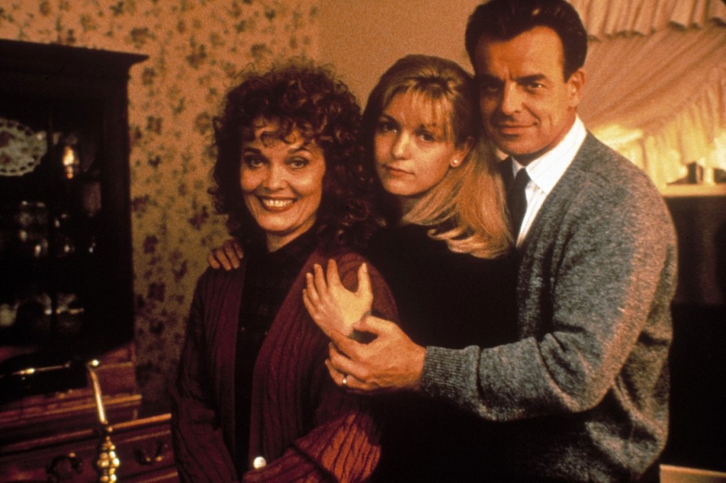 Ve Twin Peaks je nalezena brutálně zavražděná Laura Palmer. Vyšetřovatelé zjišťují, že všechno může být jinak...