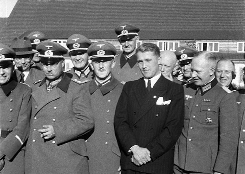 Mladý Wernher von Braun (uprostřed v obleku) v roce 1941 