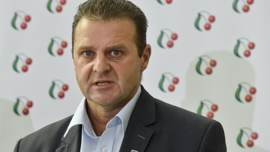 Poslanec se utrhl ze řetězu