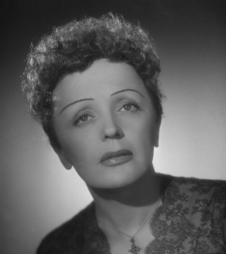 Francouzská šansoniérka s nezaměnitelným hlasem Edith Piaf neměla snadný život. Prošla si nesnadným dětstvím, prostitucí a závislostmi