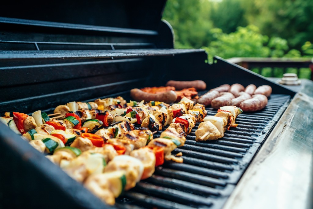 K vyčištění venkovního grilu vám stačí půlka cibule