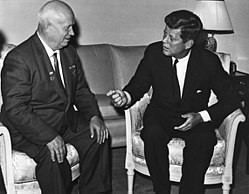 J. F. Kennedy a Nikita Chruščov hráli jadernou hru na ostří nože