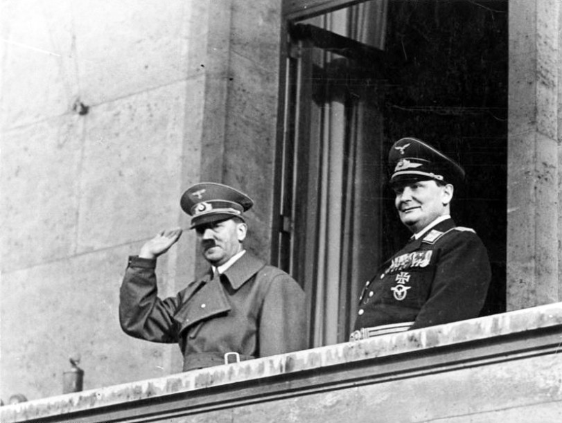 Adolf Hitler s Hermannem Göringem na balkóně kancléřství v Berlíně 16. března 1938. Doma Göring choval tygry