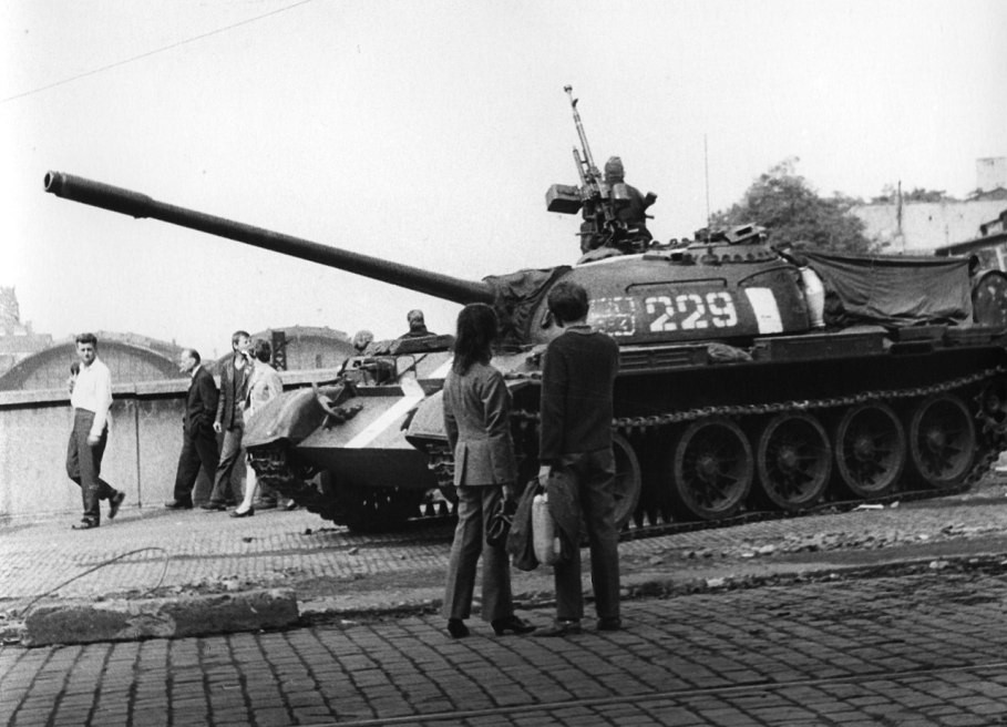 Sovětský tank v Československu. Obyvatelé napadené země nevěřili 21. srpna 1968, že je přišel okupovat vlastní spojenec