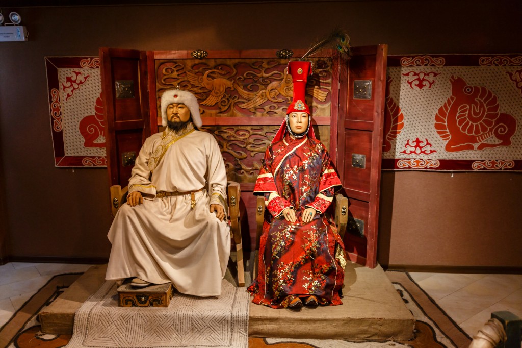 V roce 1206 byl všemi vůdci mongolských kmenů na Velkém mongolském sněmu jmenován Čingischánem, v překladu velkým (světovým) vladařem