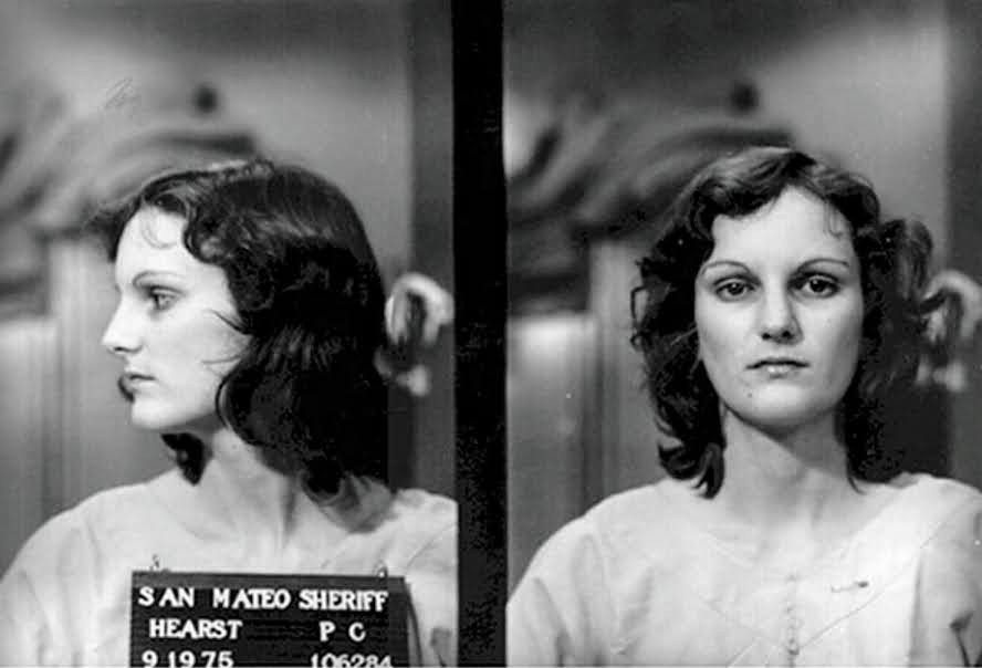 Patty Hearstová se v době svého držení v rukou únosců připojila k jejich skupině a stala se součástí zločinecké bandy