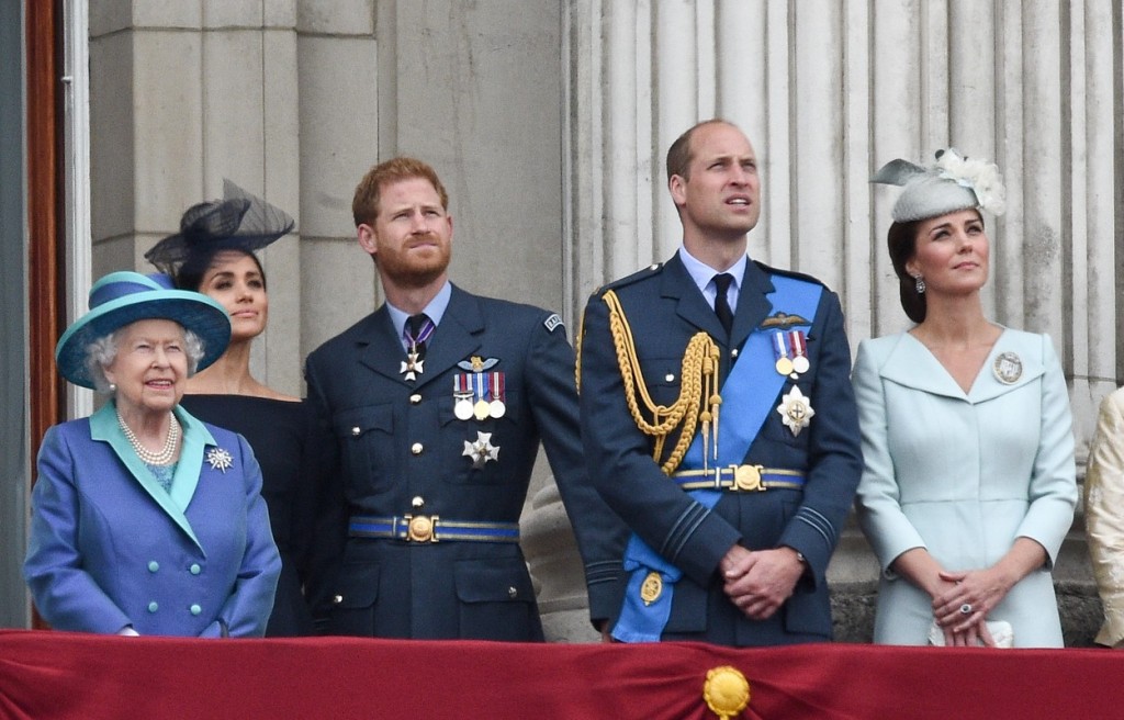 Britská královna po boku znesvářených párů