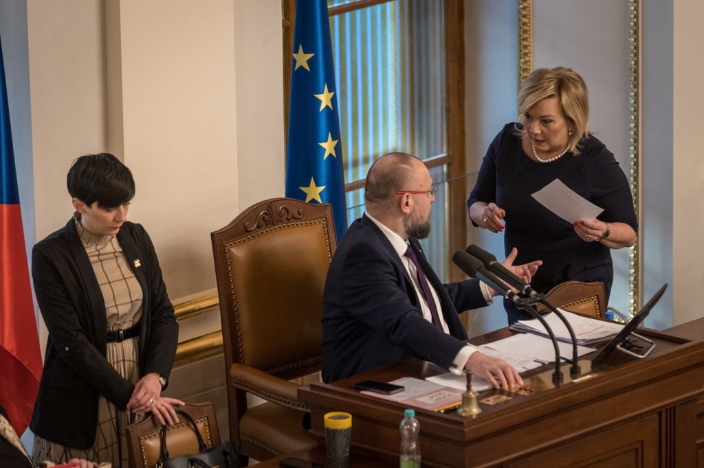 Ve Sněmovně se schyluje k bitvě o odvolání Pekarové. Ta si  nechce nechat útoky líbit