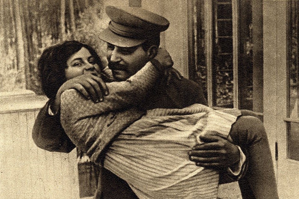 Na této fotografii vypadá Stalin jako milující otec. Skutečnost ale byla docela jiná