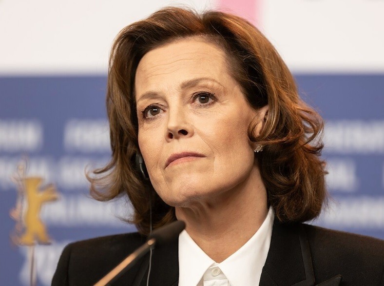 Sigourney Weaver se proslavila zejména filmy Vetřelci a Avatar. Vyhnula se úspěšně škatulce sci-fi herečky a hrála i v jiných dílech. Bohužel na úkor rodiny