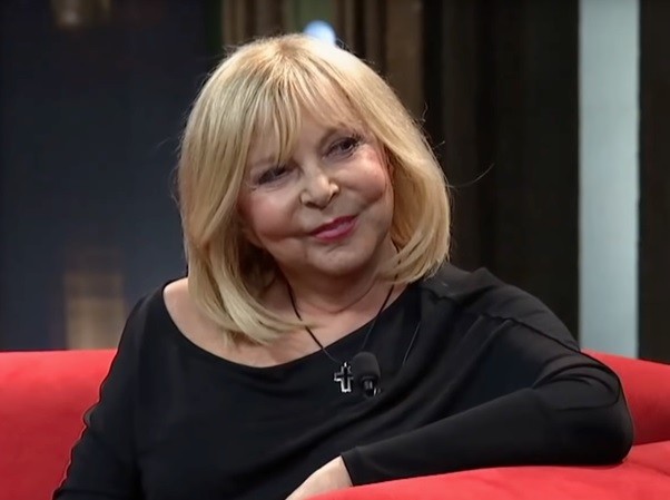 Beatová šansoniérka Hana Zagorová sice převzala titul Zasloužilé umělkyně, ale paradoxně podepsala „Několik vět“