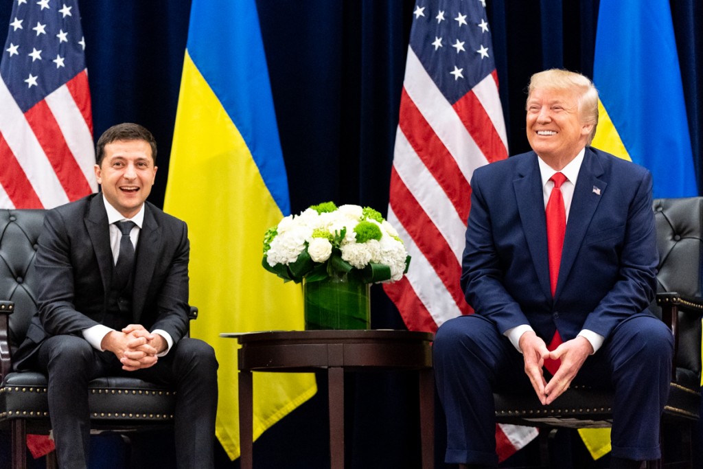 Ukrajinský prezident Zelenskyj s Donaldem Trumpem, vztahy těchto mužů byly poměrně napjaté 