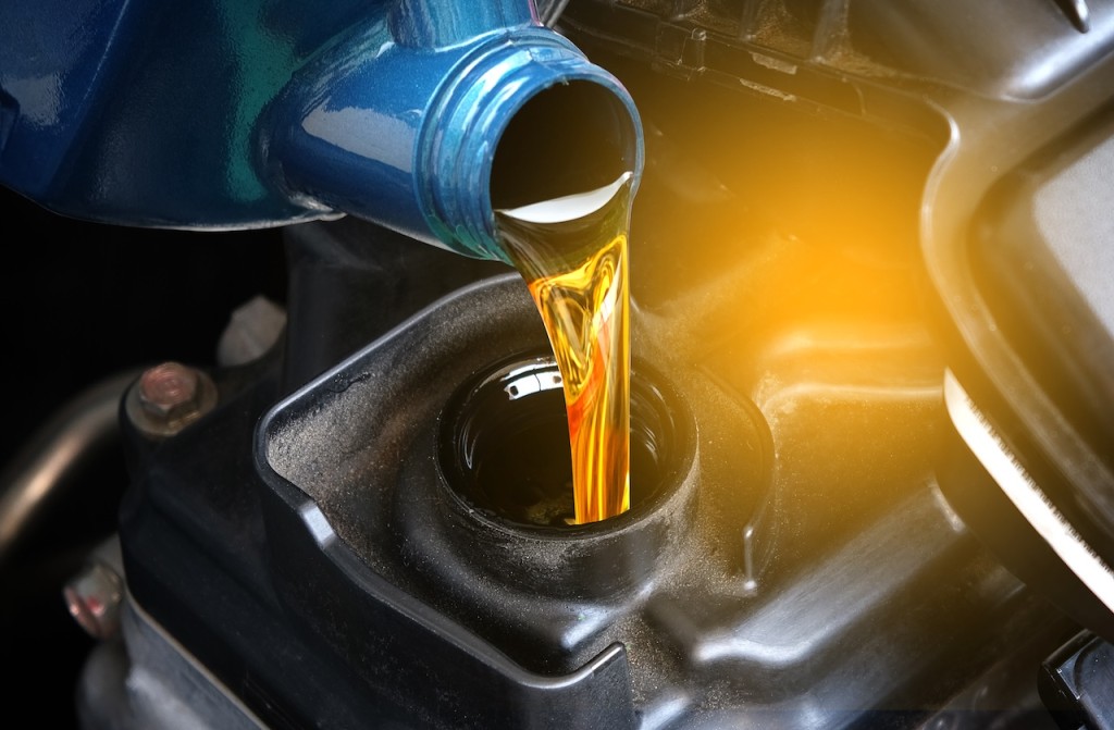 Motor kromě benzínu nebo nafty potřebuje ještě něco, co není tolik vidět, ale je stejně důležité – motorový olej. Bez něj by se žádné auto dlouho nerozjelo.