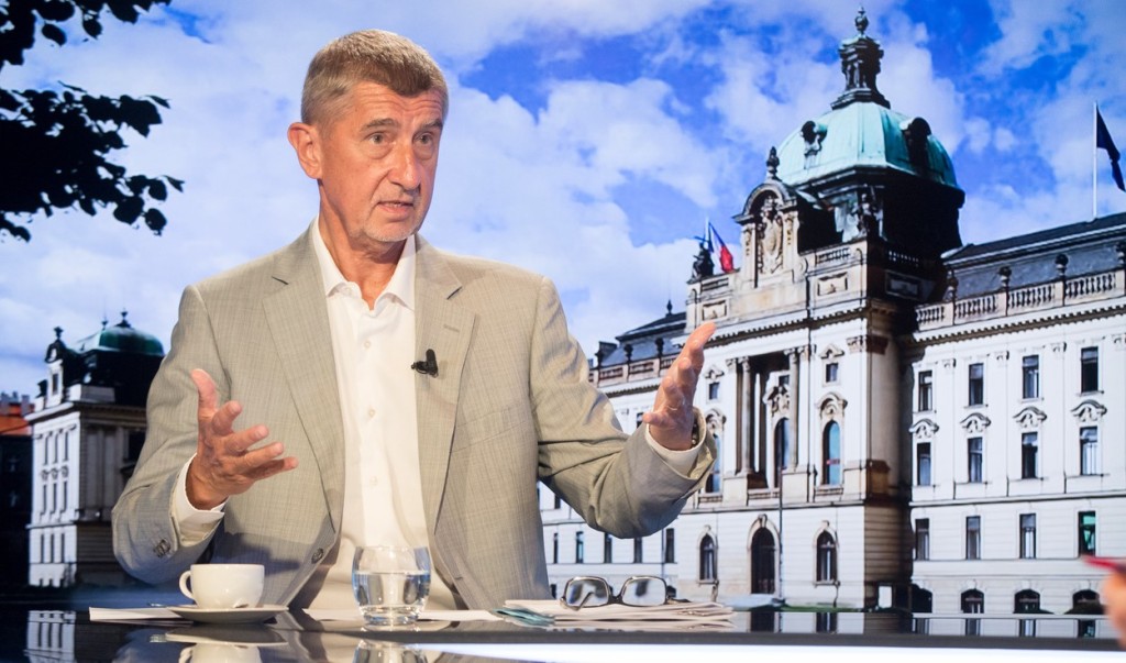 Premiér Andrej Babiš ví, že každý hlas ve volbách může rozhodnout. A tak si je po Česku poctivě sbírá 