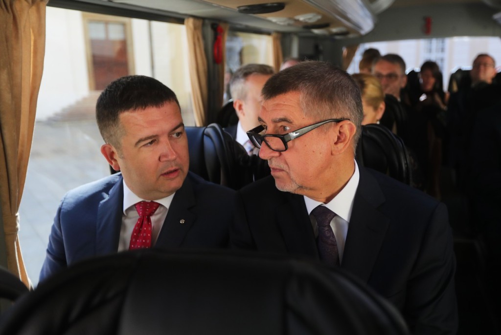 „Andy, buď kámoš, aspoň jednou,“ žadonil Jan. „Mlč už, nebo půjdeš za Prymulou,“ odsekl rázně Andrej. „Promiň, šéfe!“