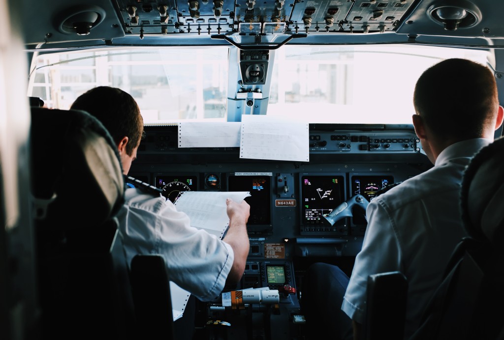 Pilotům znepříjemňuje přistávání velmi silný vítr