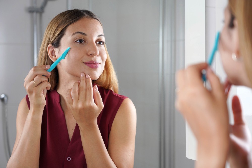 Při dermaplaningu nejdříve vypněte pleť prsty druhé ruky
