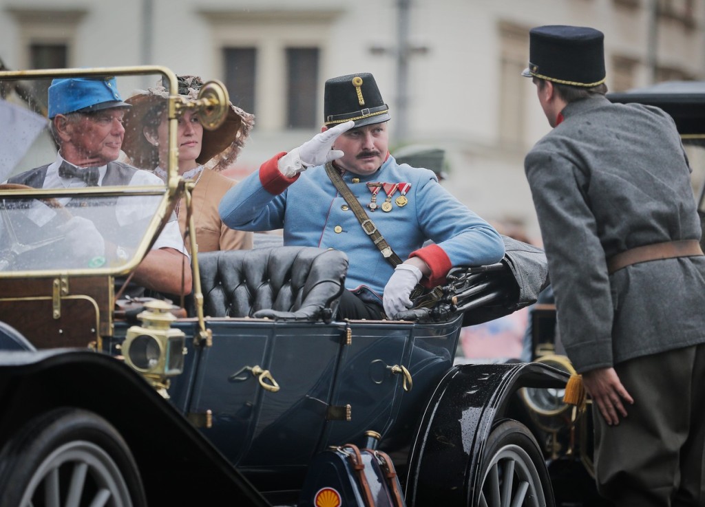 Rekonstrukce atentátu na Ferdinanda d´Este na plzeňském náměstí Republiky