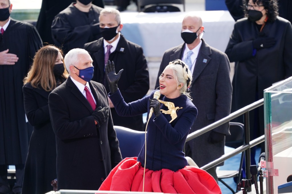 Lady Gaga přišla zazpívat hymnu v šatech od francouzské značky Schiaparelli, kterou ovšem vede Texasan