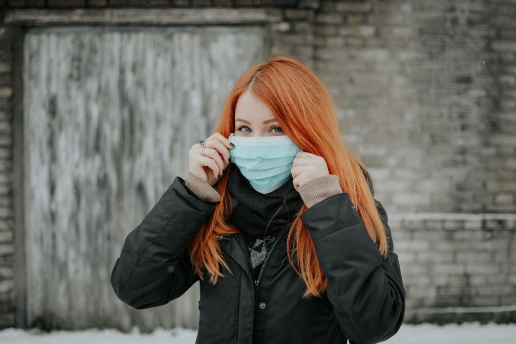Podle virologa Evžena Bouři je nošení roušek a respirátorů v tuto chvíli zbytečné