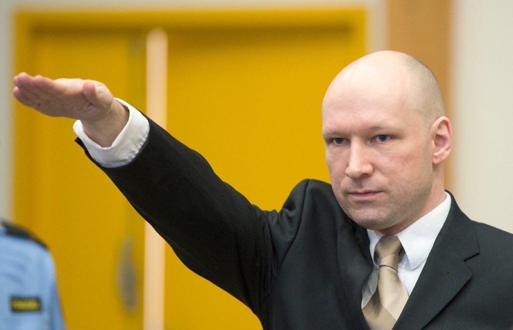 Breivikovi se ve vězení nelíbí. U soudu se ale nechoval zrovna vzorně