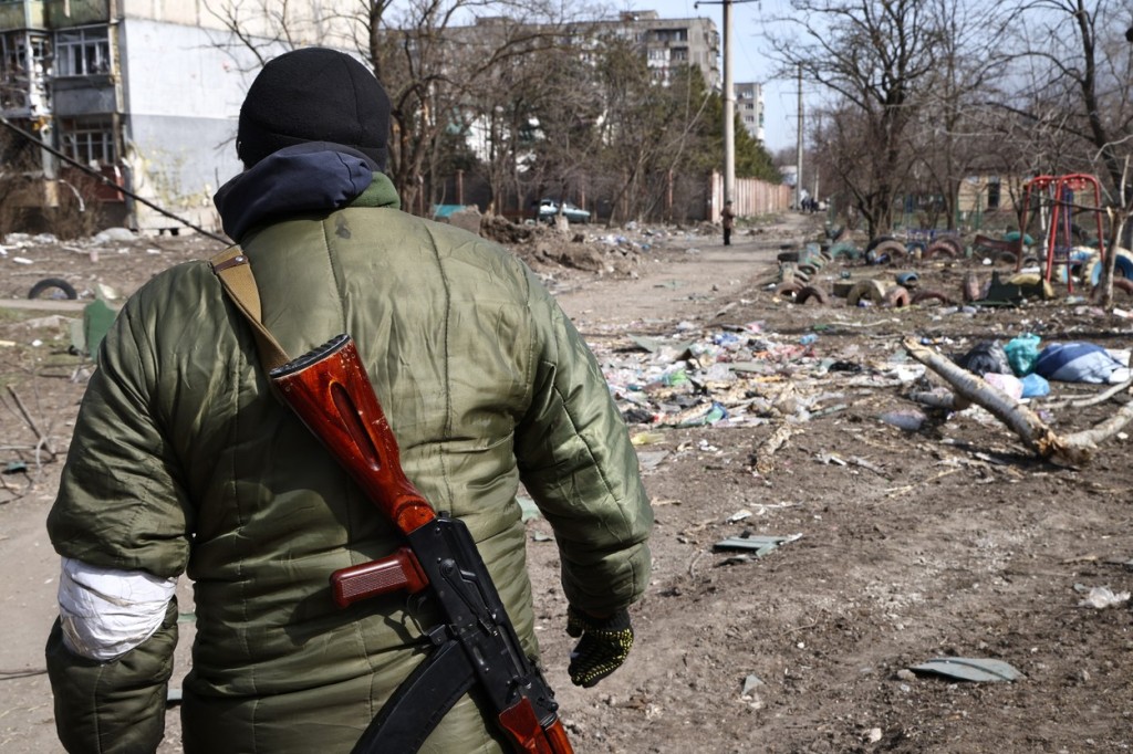 Ruskou taktikou je podle expertů nikoho z města Mariupol nepustit, nechat jeho obyvatele vyhladovět