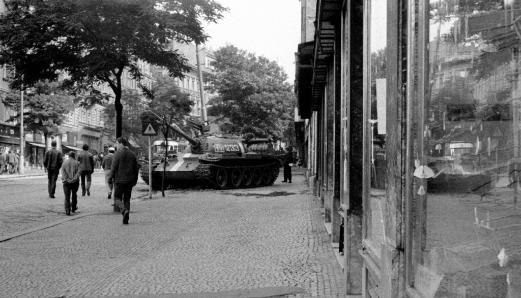První dny invaze v roce 1968 v Československu: Krátce po příjezdu tanků a obsazení letišť, na kterých přistávala sovětská letadla s další vojenskou technikou, byla obsazena většina důležitých měst v ČSSR