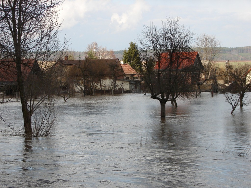 Voda na silnici, na zahradě, v domě - když se příroda rozhodne bojovat, člověk příliš šancí nemá