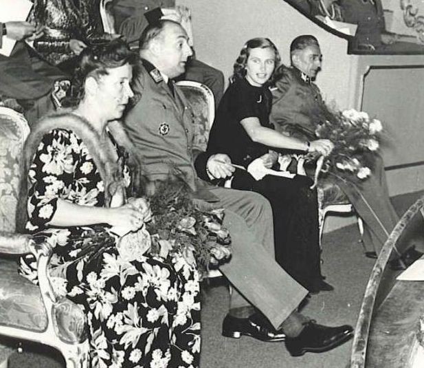 Karola Franková (třetí zleva) byla sudetoněmecká lékařka narozená v Mostu 