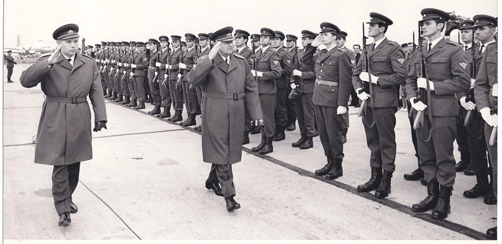 Prezident Ludvík Svoboda a ministr Martin Dzur v roce 1969 – i takové „pocty“ si vojáci čas od času zasloužili