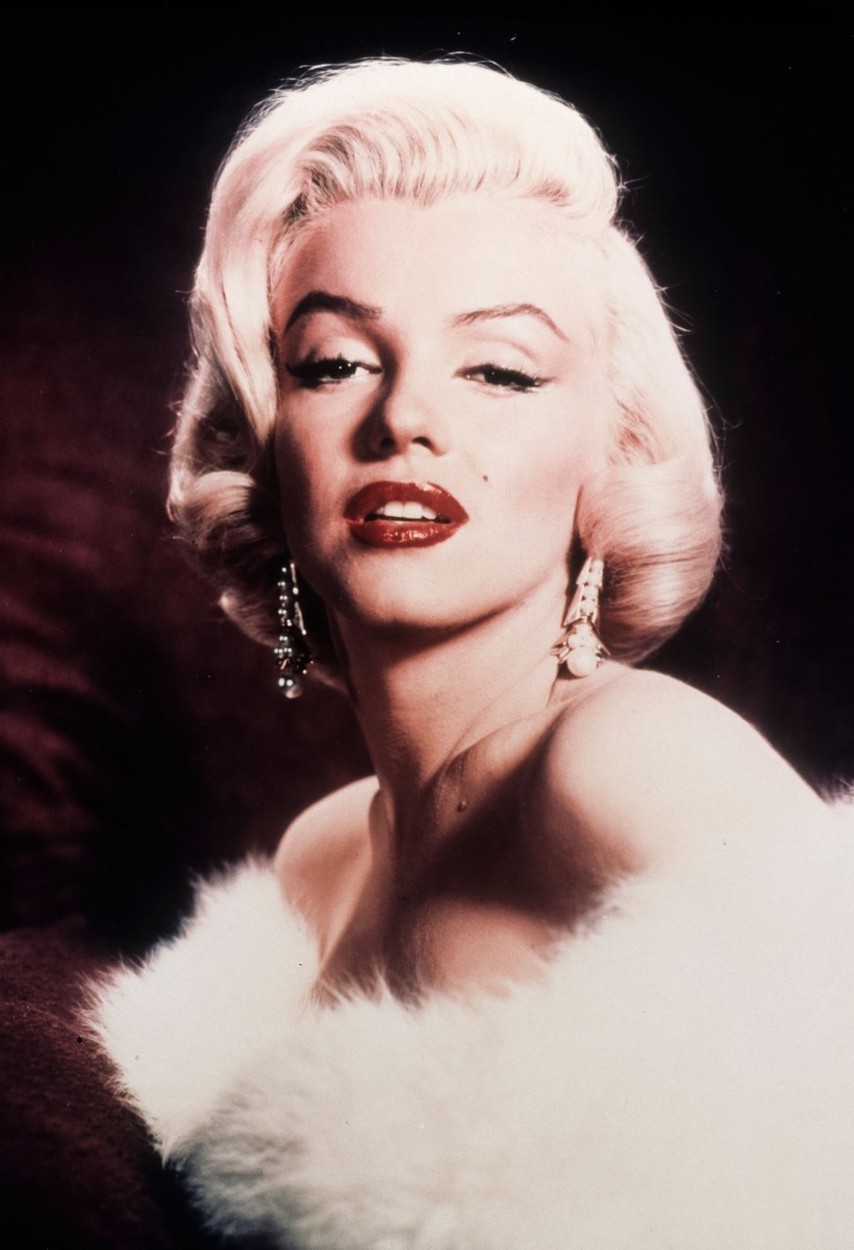 Většinu dětství strávila Marilyn Monroe v pěstounské péči a sirotčinci, v roce 1946 pak podepsala smlouvu s filmovým studiem Twentieth Century Fox a věnovala se modelingu