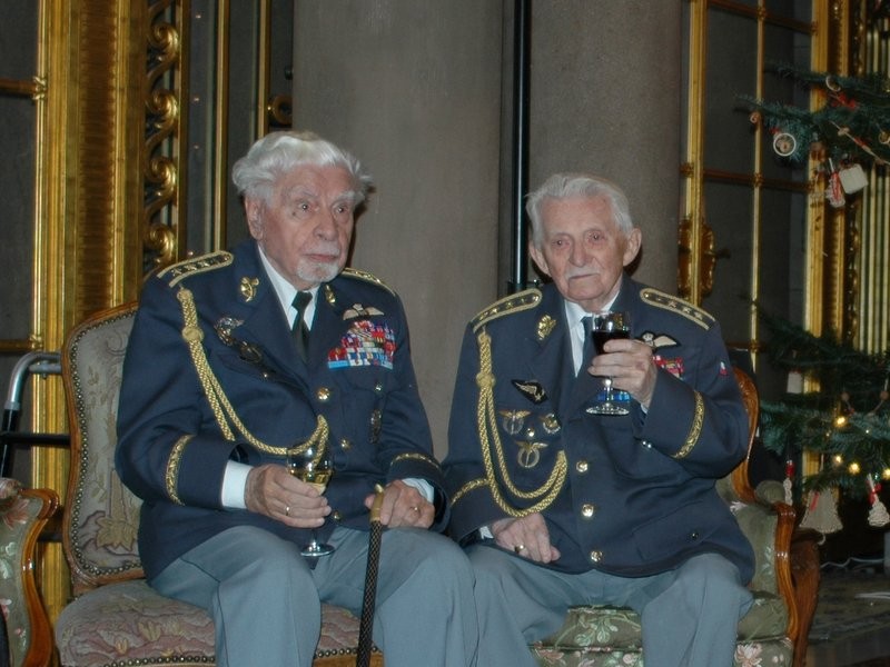 František Peřina (vpravo) ve společnosti dalšího válečného letce Františka Fajtla