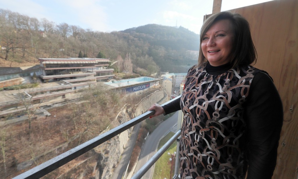 Ministryně Alena Schillerová se v rámci rekonstrukce hotelu Thermal dočkala dílčího úspěchu - otevřela unikátní, byť nedokončený bazén  