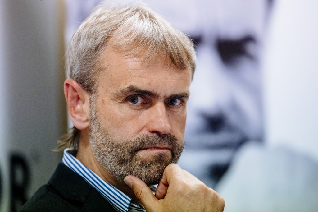 Po střední škole se živil nejdříve jako traktorista, inspirován bratrem, později nastoupil k policii, u níž sloužil dva roky do roku 1992 jako řadový policista