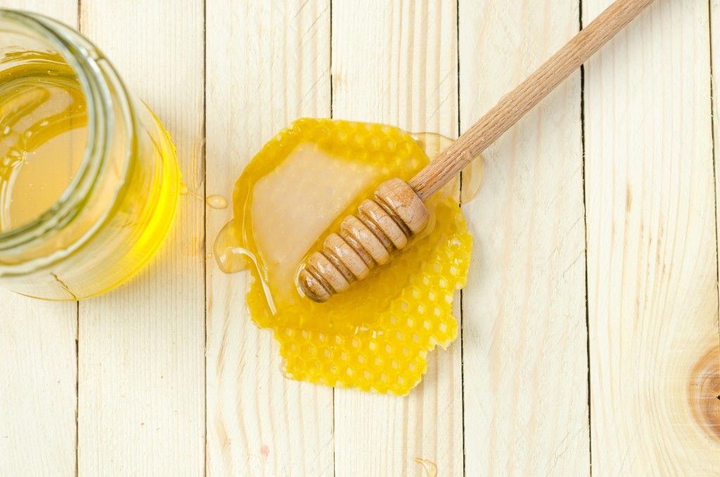 S vysokou hladinou cholesterolu a cukru v krvi nám může pomoci mimo jiné i včelí med