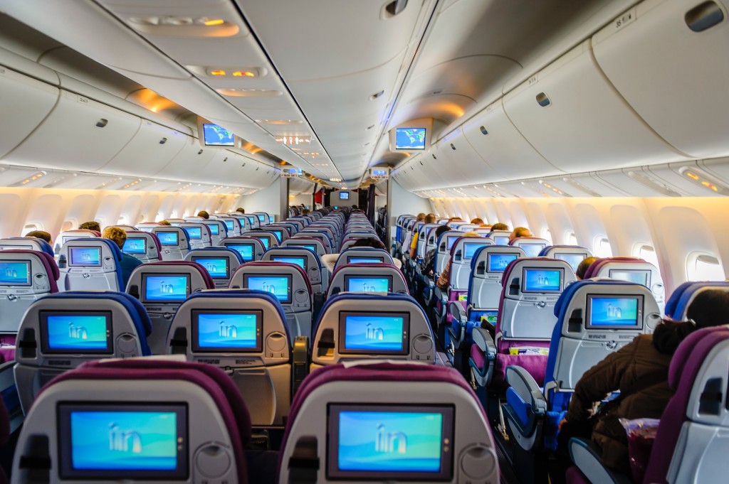 Řada aerolinek se ukrajinskému letovému prostoru vyhýbá, některé jen zlevnily ceny letenek