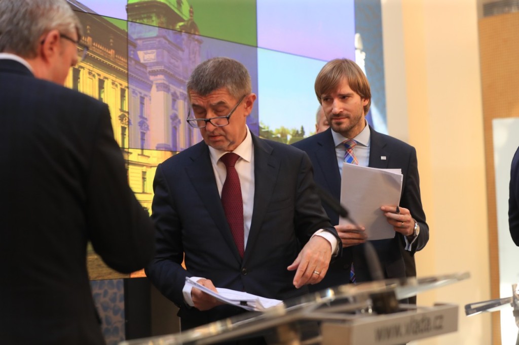 Vláda si pospíšila s rušením opatření v rámci pandemie koronaviru