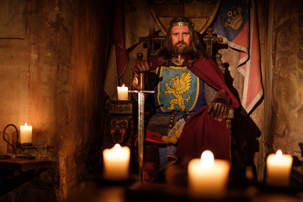 Středověcí králové se museli dotýkat nemocných, věřilo se totiž, že mají léčebné schopnosti. Tento zvyk ale vedl pouze k přenosu nemocí na tehdejší vladaře