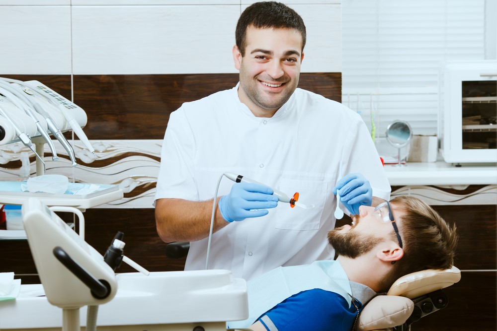 Zubař si před zákrokem pustil návod na to, jak ho správně provádět
