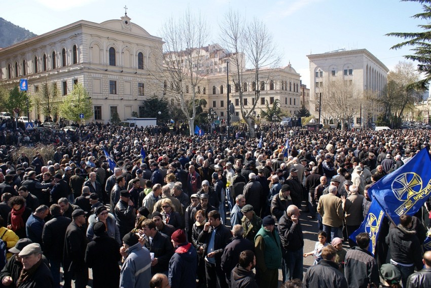 Masové demonstrace v Gruzii proti kontroverznímu zákonu jsou důkazem toho, že v zemi existuje občanská společnost, která ale naráží na stále přítomné autoritářské tendence