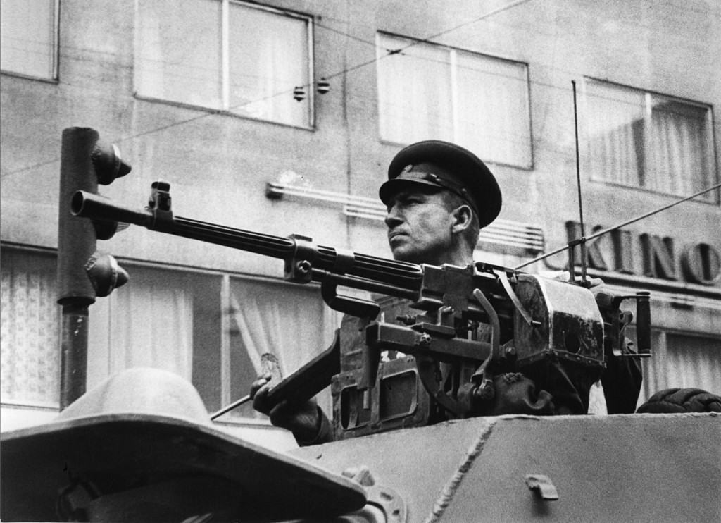 Jeden z bratrů, kteří nám přijeli na pomoc v roce 1968. Opravdu? Nebyl to spíš voják, který zničil tehdejší sny mnoha Čechoslováků? 