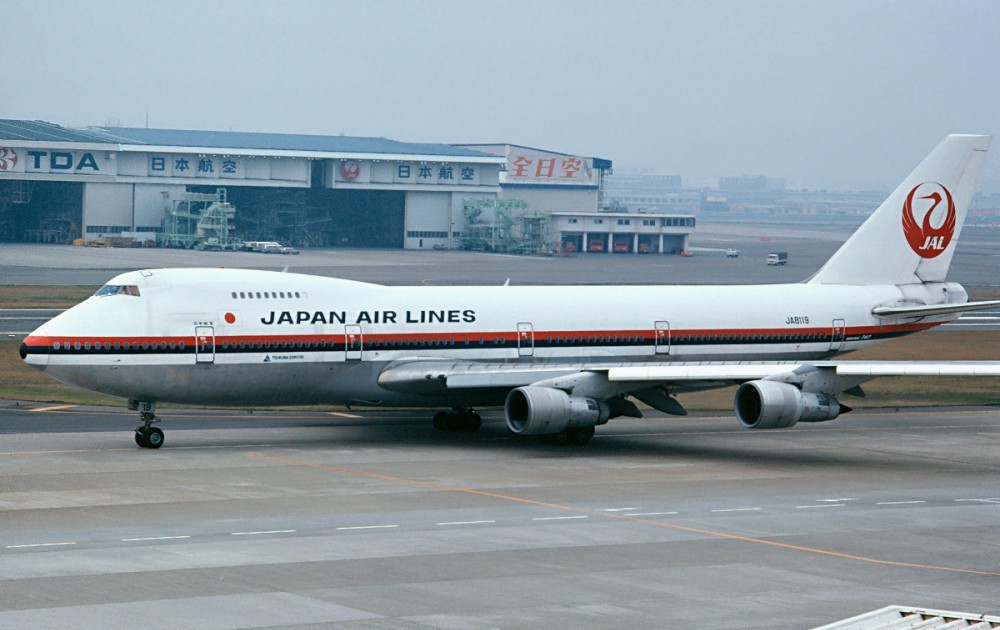 Boeing 747 JA8119, který havaroval, vyfocený rok před nehodou. Právě v tomto stroji zahynulo 520 lidí