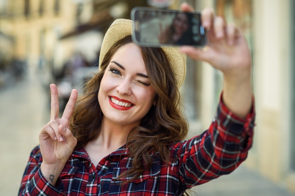 Selfíčka foťte spíš zeshora, obličej pak vypadá štíhlejší