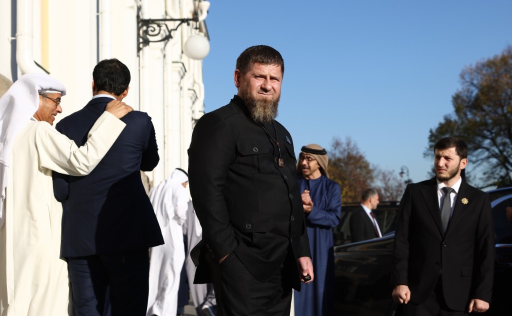 Ramzan Kadyrov se nejdřív chtěl mstít, pak se ale uklidnil a posloužil tatíčkovi Putinovi jako vítač