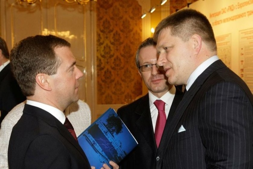 Robert Fico razí proruský kurz a v případě svého vítězství v podzimních předčasných volbách by stočil zahraničně-politické kormidlo směrem na Východ. Na snímku s tehdejším ruským prezidentem Dmitrijem Medveděvem