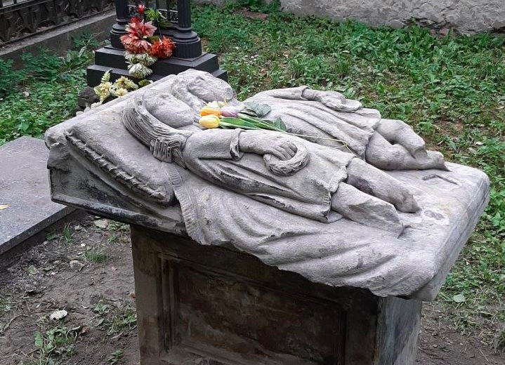 K náhrobku malých dětí stále lidé nosí květiny. Podle citlivějších návštěvníků má prý místo magickou moc
