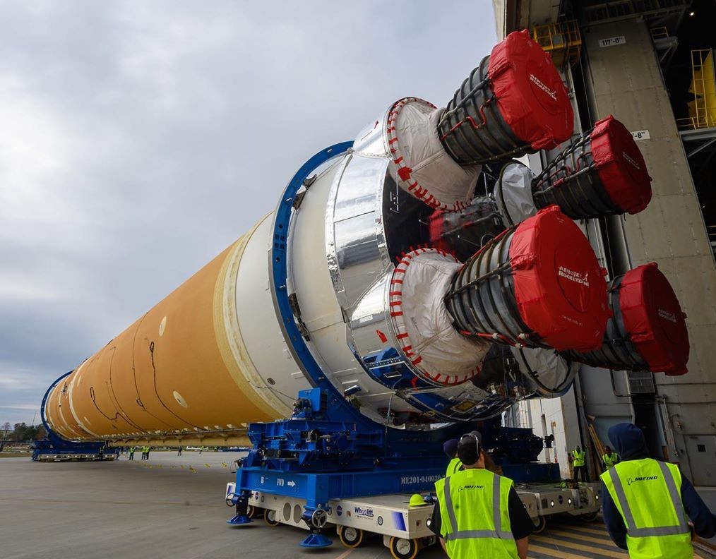 Motorová sekce při převozu do Stennis Space Centre