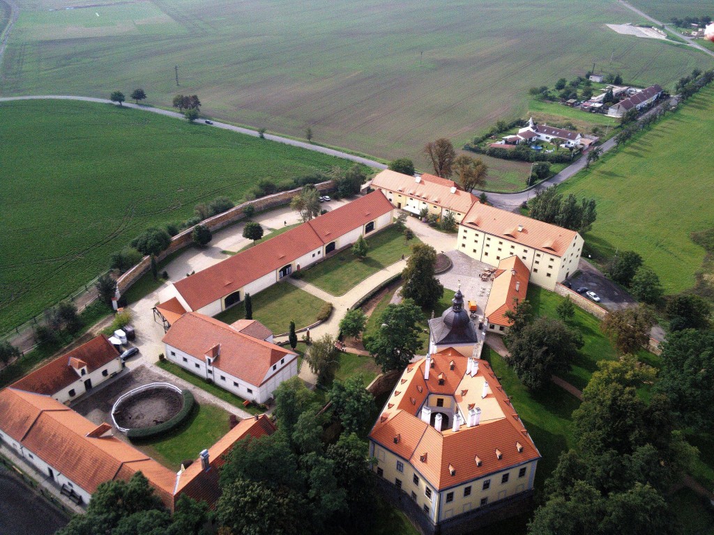 Letecký pohled na areál zámku Ctěnice dává nejlepší přehled o dispozici jednotlivých objektů