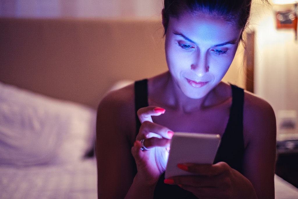 Telefon bychom měli odložit několik hodin před spaním